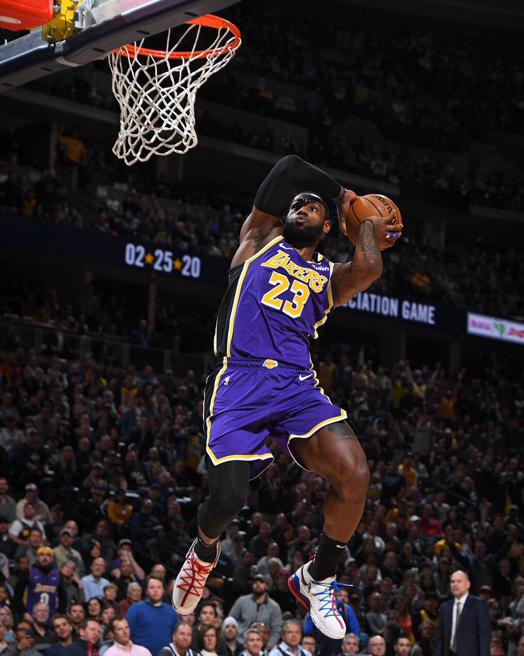 展现出令人 展现出令人